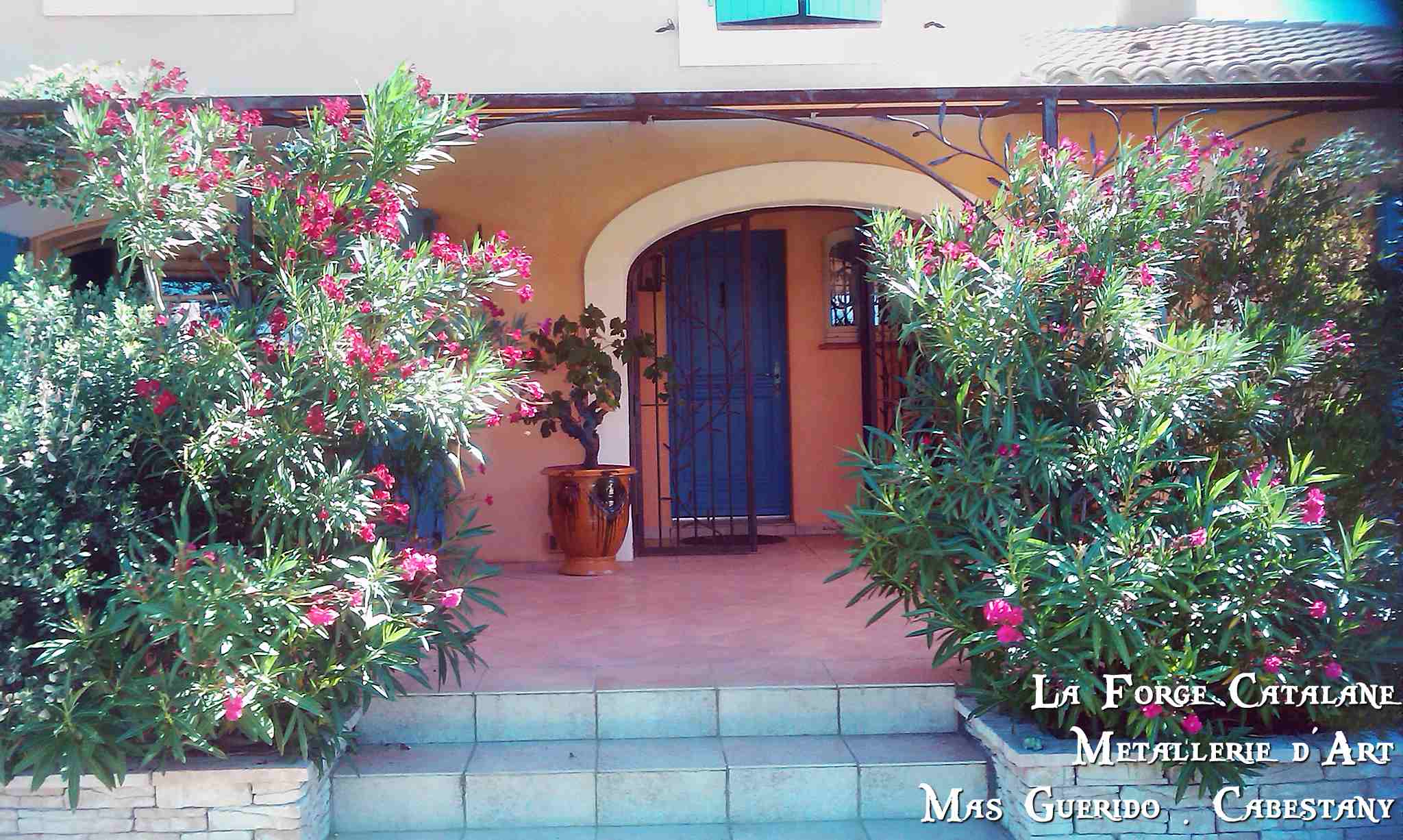 grille articulee cintree barreaudage vertical et rameau olivier travail a la forge forge catalane.jpg